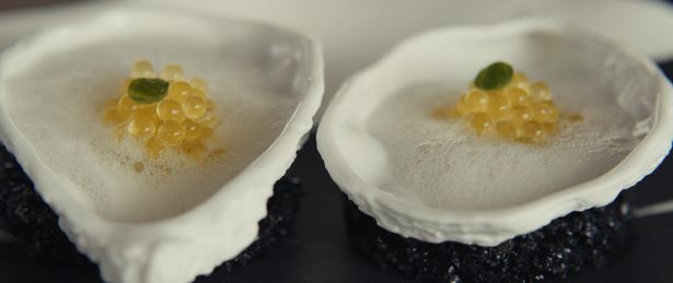 ホーソンへ向かう船内でゲストに振る舞われる前菜。レモンキャビアが目にも鮮やか！