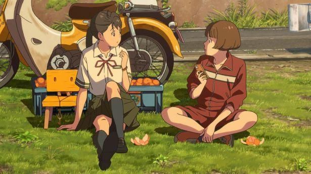旅を進めるすずめは、旅先で様々な出会いをする(『すずめの戸締まり』)