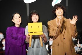 深津絵里が『すずめの戸締まり』の舞台挨拶に初登壇！椅子と一緒にフォトセッション