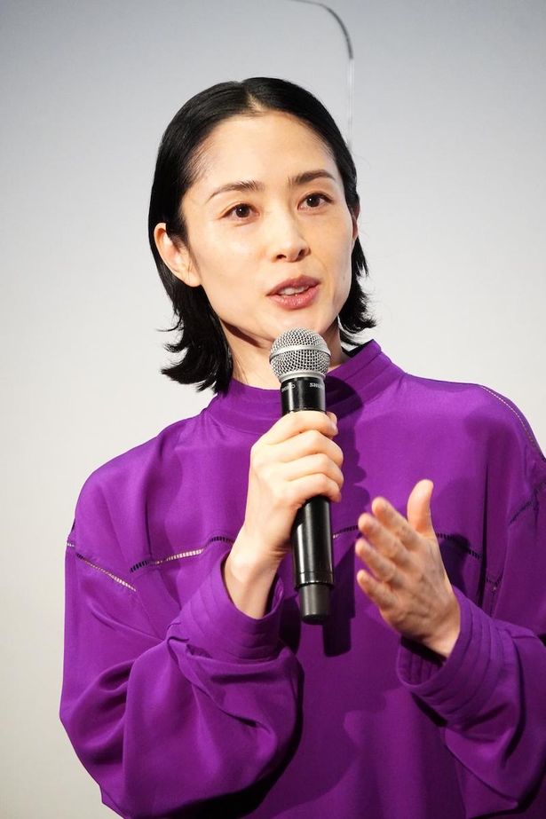 鈴芽の叔母である岩戸環役を演じた深津絵里