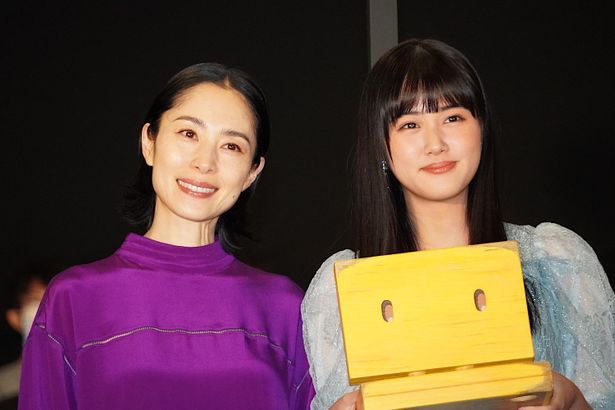 2人で椅子を見つめながら笑顔！