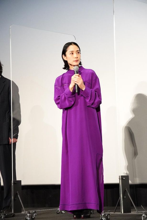 【写真を見る】深津絵里、パープルのロングワンピース姿で『すずめの戸締まり』舞台挨拶に登場！
