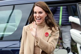 キャサリン皇太子妃、オールキャメルの装いでイギリス北東部を訪問