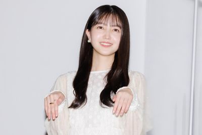 "ピュアな幽霊"役の久保史緒里が幽霊ポーズを披露