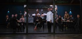 スローヴィクが振る舞う芸術的な料理の数々は、徐々に恐ろしいものに…