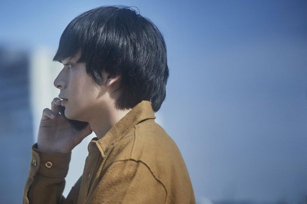 ユウスケ(中川大志)から友⼈の死を報告されて呆然とする“僕”