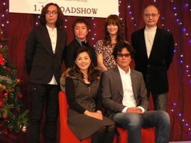 前列左から、薬師丸ひろ子、豊川悦司。後列左から、行定勲監督、濱田岳、水川あさみ、石橋蓮司