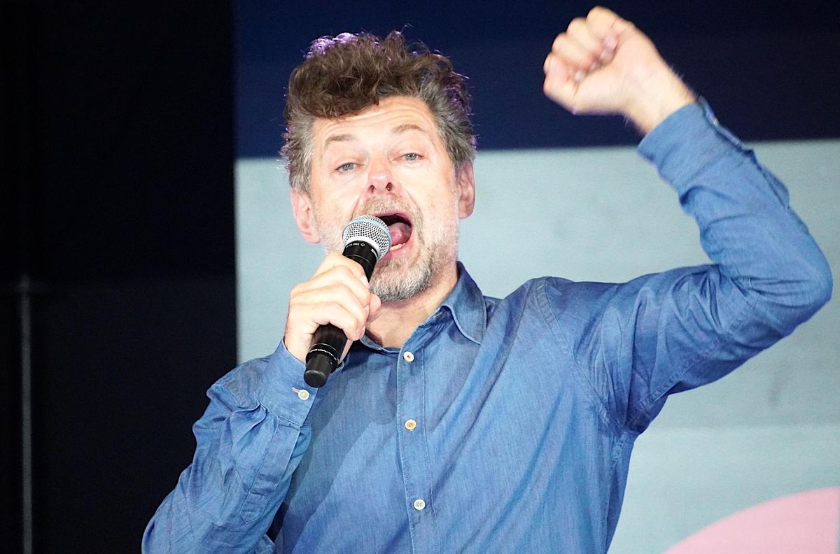 ゴラムやスノークを演じた名優アンディ・サーキス、日本のファンと一緒