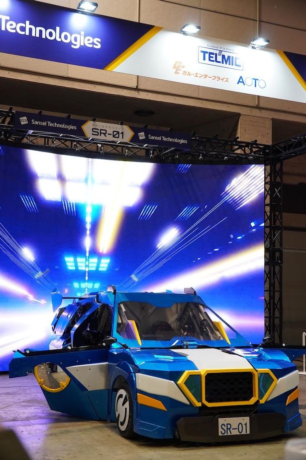 三精テクノロジーズが手がける、人型と車型に変形できる乗用人型変形ロボット「SR-01」の変形実演も