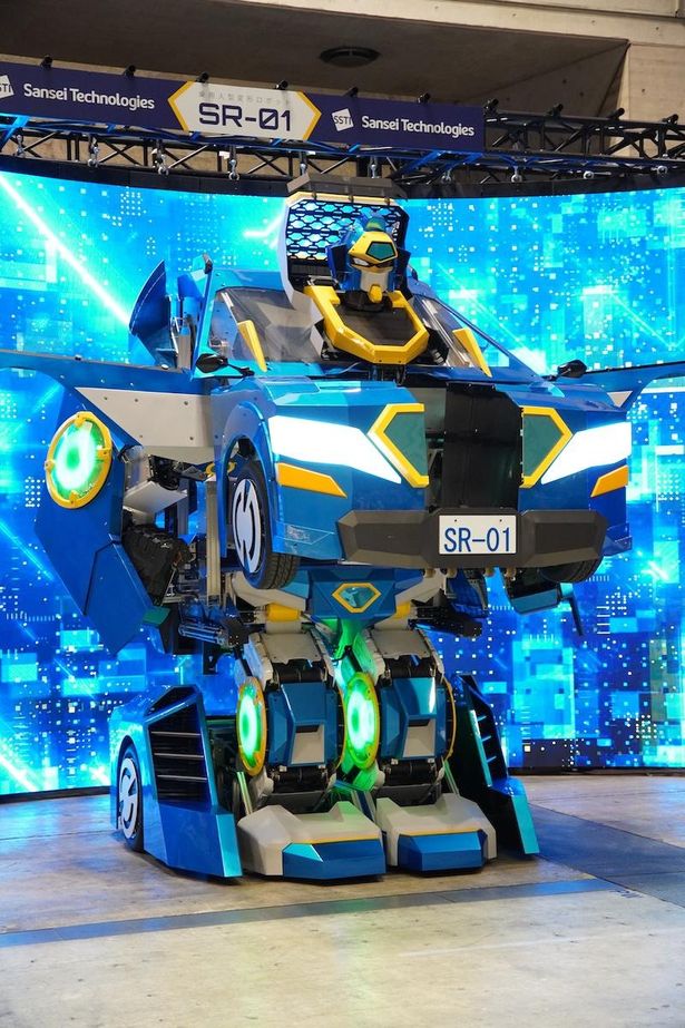 人型と車型に変形できる乗用人型変形ロボット「SR-01」の変形実演も
