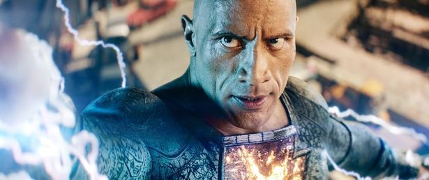 【写真を見る】ドウェイン・ジョンソンの鍛え抜かれた肉体が映える"破壊神"ブラックアダム