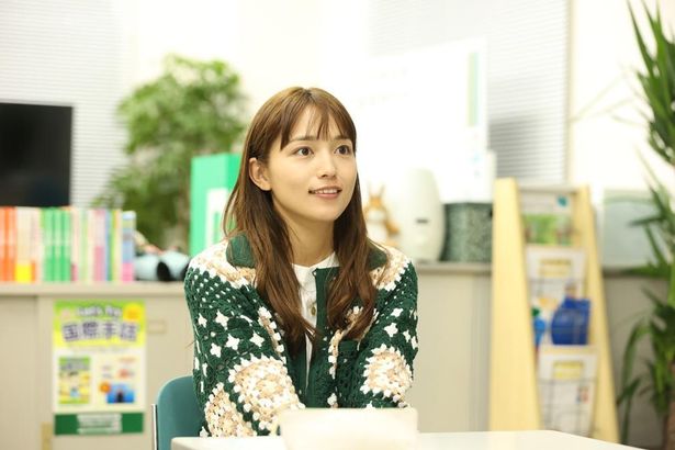 高校時代の恋人、想への想いを封印して新しい人生を歩んでいた川口春奈演じる主人公の紬