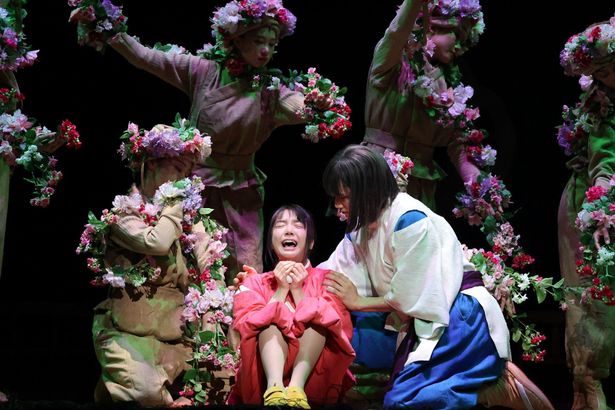 泣きじゃくる千尋を上白石萌音が映画そのままに体現。背景の木花も演者によって忠実に再現されている