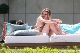 先月末、バカンス中にパパラッチされたベラ・ソーン