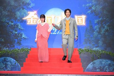 賀来賢人が浜辺美波をエスコート