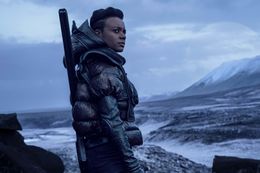 知識を後世に残すために“銀河百科辞典”を編纂する「ファウンデーション」(シーズン1エピソード1「皇帝の平和」より)