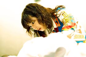 緊迫感がひしひしとつたわる広瀬すず演じるアンナを映した新場面写真