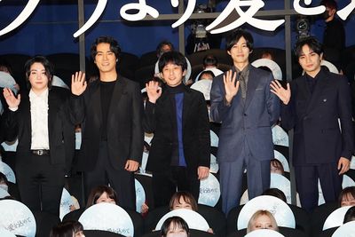 『ラーゲリより愛を込めて』の大ヒット御礼舞台挨拶が開催された