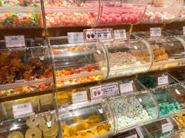 カラフルなお菓子が並ぶディスプレイは夢のよう…
