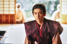 市川染五郎扮する信長の有能な小姓、森蘭丸