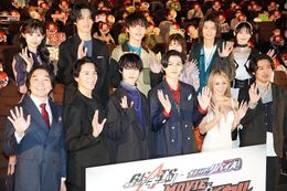 『仮面ライダーギーツ×リバイス MOVIEバトルロワイヤル』の公開舞台挨拶が開催された