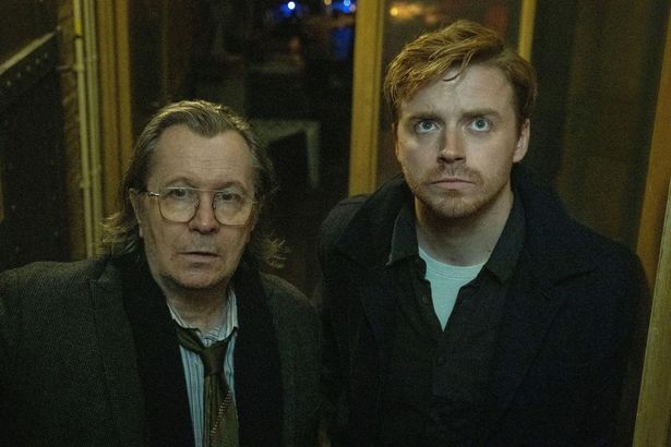 ゲイリー・オールドマンと共演し、若き新米スパイを演じたApple TV＋で配信中のドラマ「窓際のスパイ」
