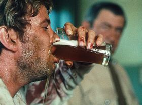 タイトルどおり千鳥足になっても飲み続ける『荒野の千鳥足』