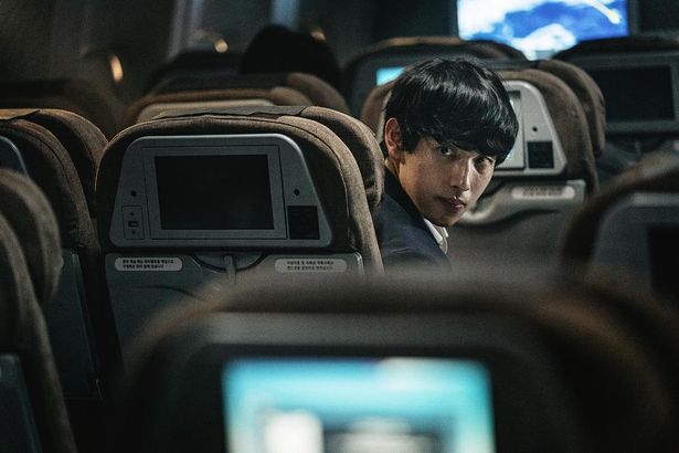 ハワイに向かう旅客機で起きるバイオテロパニックを描く『非常宣言』