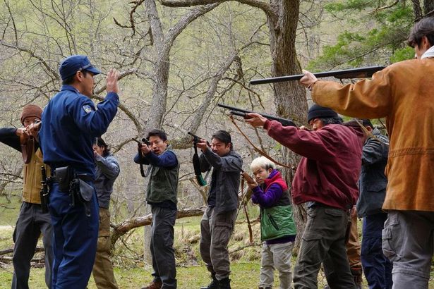 銃を突きつけられるシーンでは、怒りを抑えるのが大変だったという柳楽