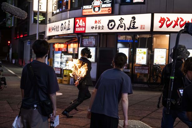 背中に火がついたまま夜の繁華街を疾走！