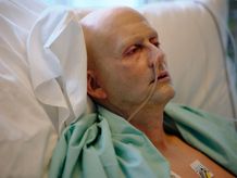ニュースでも大きく報道された病床のリトビネンコの写真を本編でも再現(「リトビネンコ暗殺」)