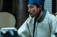 昼は盲目だが夜になると視界が冴える凄腕鍼師ギョンス(リュ・ジュンヨル)