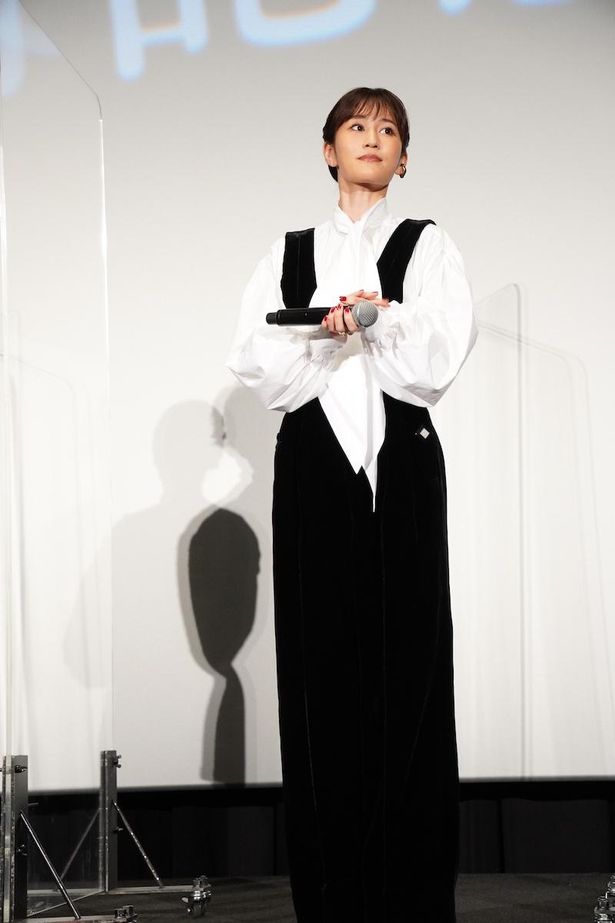 前田敦子、クールなパンツスタイルで登場