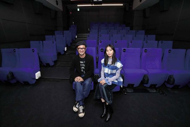 【写真を見る】南沙良がミニシアター「Stranger」の魅力を紹介！チーフディレクター岡村さんとの対談をロングインタビューで掲載