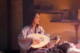 南蛮の楽器を抱える濃姫。遠くを見つめる横顔が美しい…