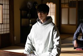 伊藤健太郎は昼はサラリーマン、夜は暴力団総長という顔を持つ静也を演じる