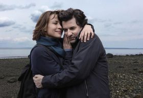 『すべてうまくいきますように』のソフィー・マルソーと夫セルジュ役のエリック・カラヴァカ