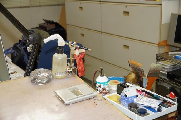 使い込まれた道具が並ぶ