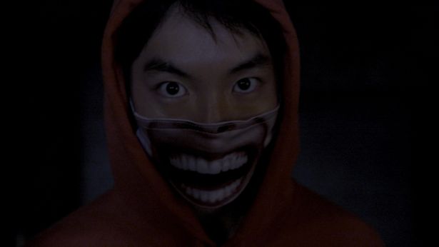 “笑顔のマスク"を付けた集団の目的とは…