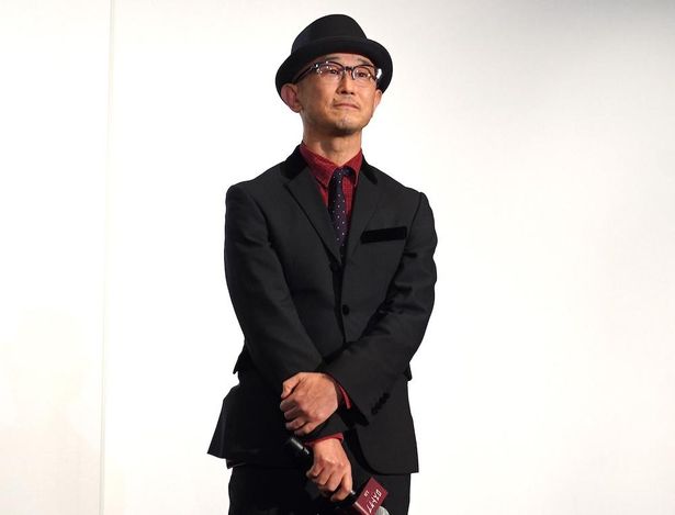 観客の表情をじっくりと見つめていた