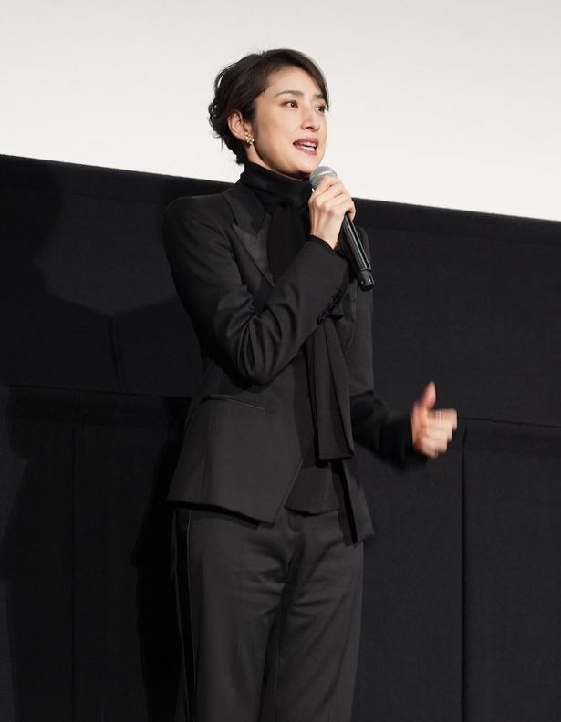 監督から「色気がある」と褒められ照れる場面も