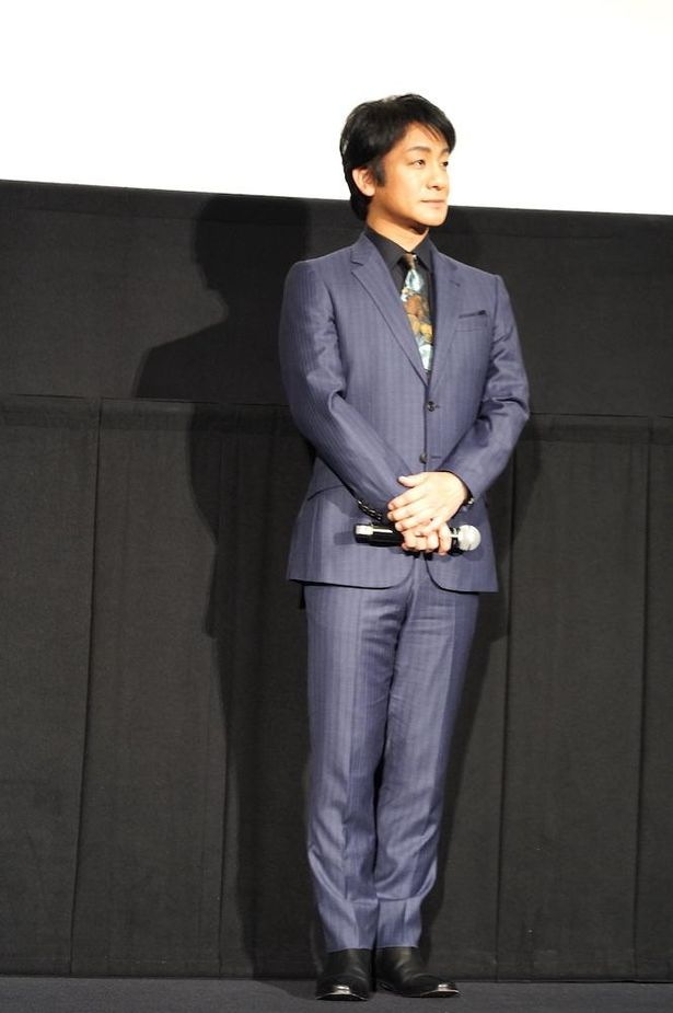 会場を見渡す片岡