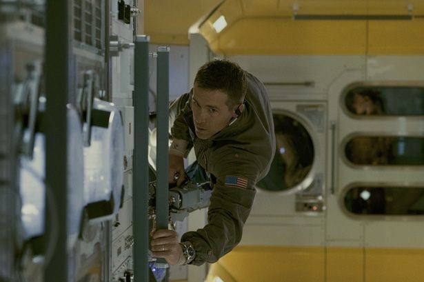 エンジニアのローリーを演じるライアン・レイノルズ