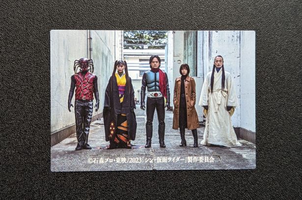 カード(48)「映画がはじまるぞ」では仮面ライダー、ルリ子、緑川イチロー、ハチオーグ、クモオーグの5ショット