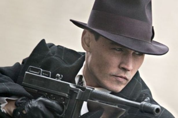 『パブリック・エネミーズ』でジョン・デリンジャー役を演じるジョニー。愛する女との逃走劇を描く