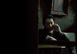 鋭い眼差しで相手を見つめ何かを画策する…まさにダークサイド・ディーン！