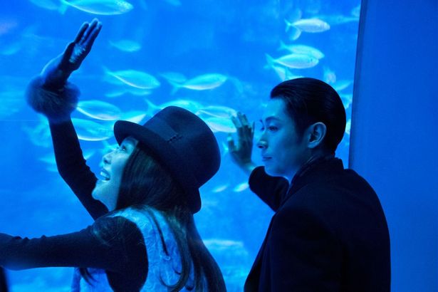 古海を助ける謎の女性・柊(萬田久子)と水族館でデート!?