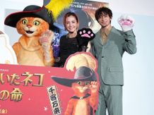 土屋アンナ、小関裕太、肉球グローブでプスと一緒に”招きプス”ポーズを披露！