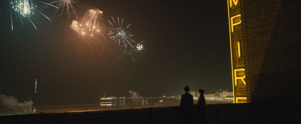 イギリスの海辺の街にたたずむ映画館“エンパイア劇場”に集う人々を描いた『エンパイア・オブ・ライト』