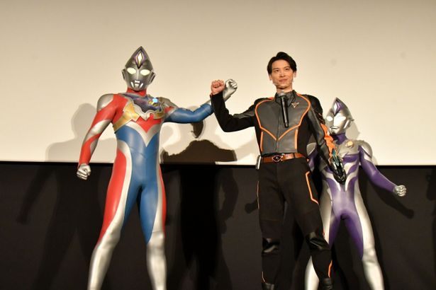 【写真を見る】主人公ウルトラマンデッカー＝アスミ カナタ役の松本大輝、がっちり決めポーズ！